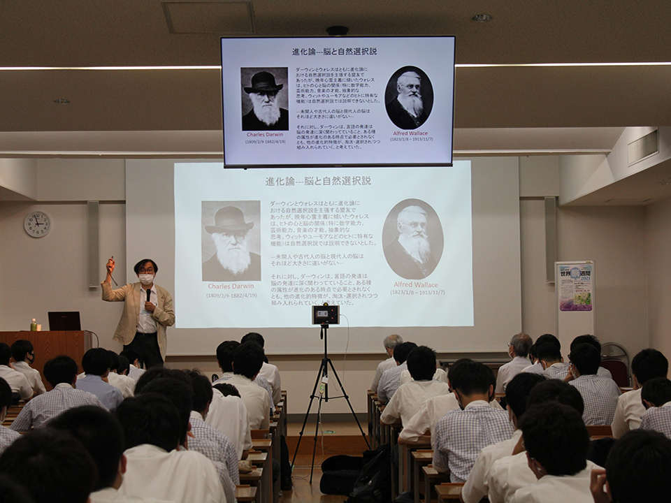 Professor Tadashi Isa gave a lecture at Higashiyama High School